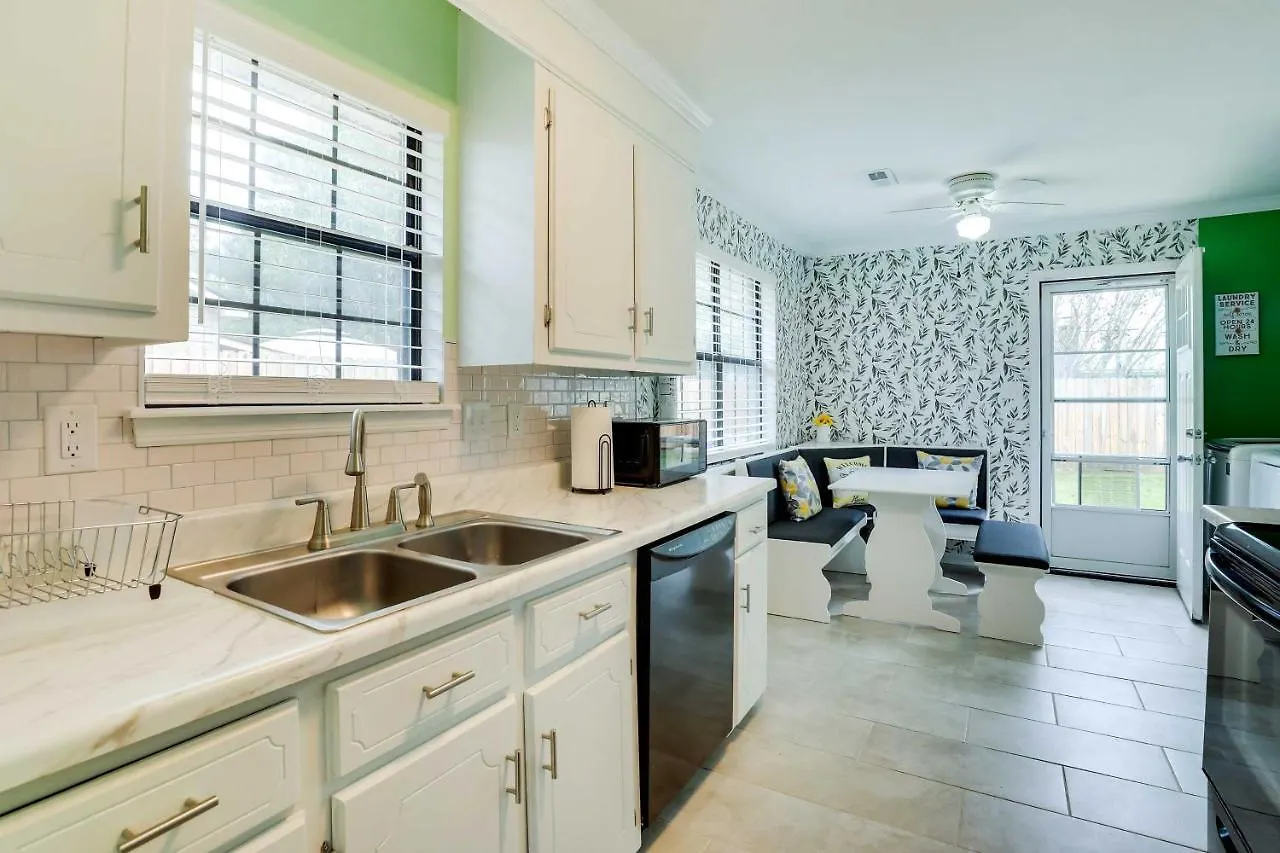 Apartment Vibrant North Duplex Near Airport! *