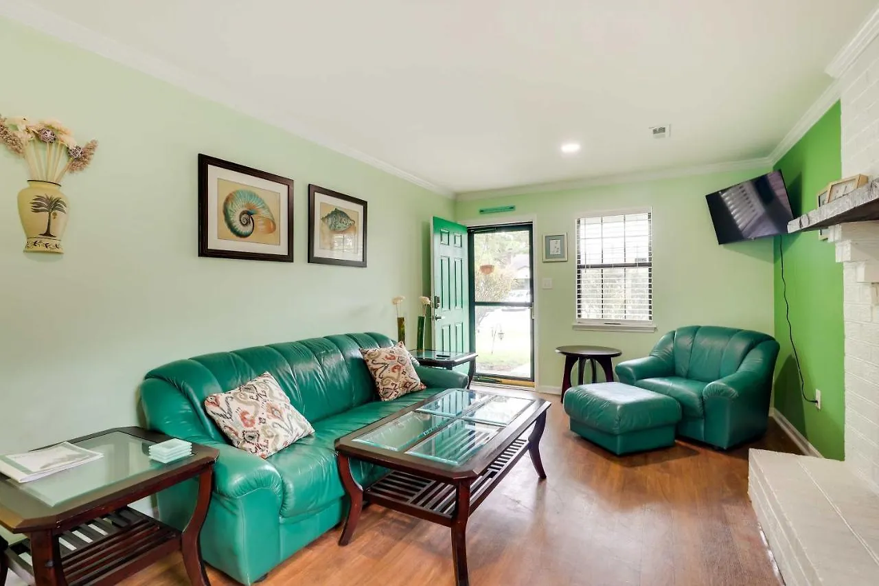 Vibrant North Duplex Near Airport!