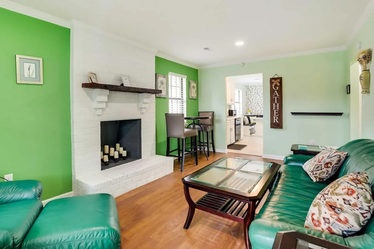 Vibrant North Duplex Near Airport! Apartment *