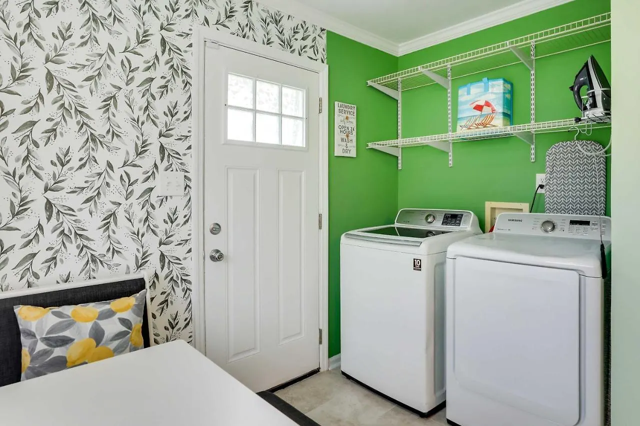 Vibrant North Duplex Near Airport!