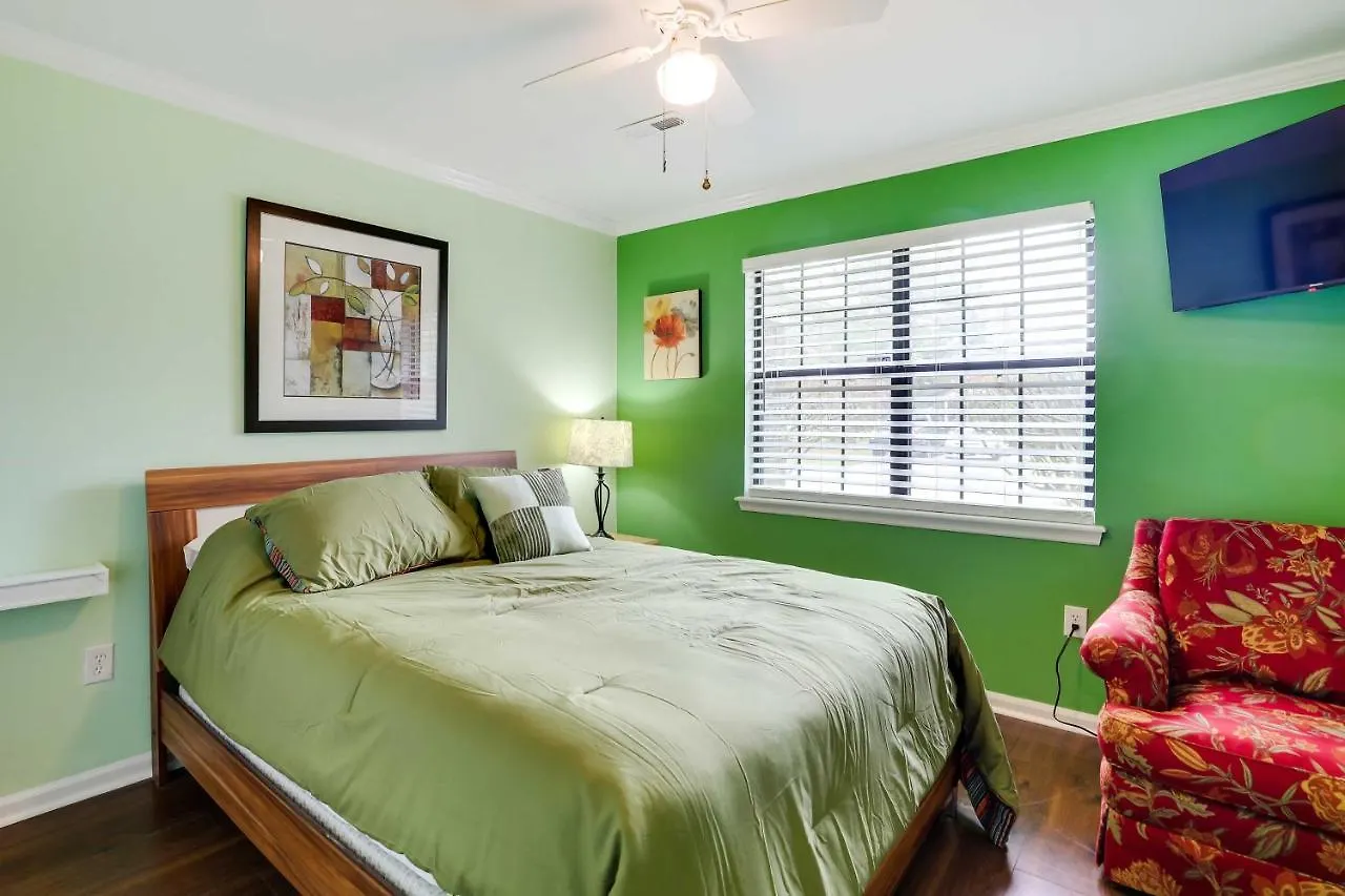 Apartment Vibrant North Duplex Near Airport! *