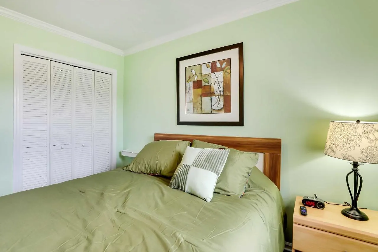 Vibrant North Duplex Near Airport! Apartment