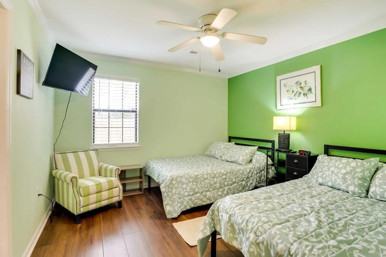 Vibrant North Duplex Near Airport! Apartment *