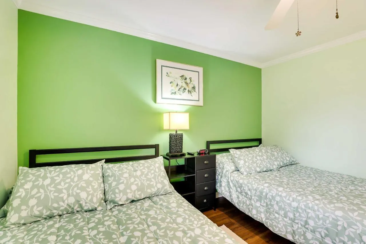Vibrant North Duplex Near Airport! Apartment