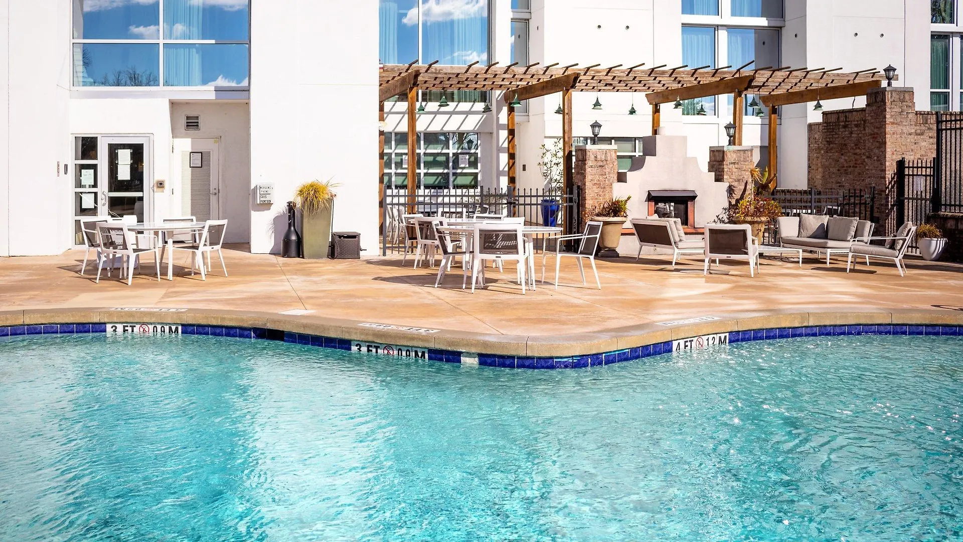 Crowne Plaza Charleston By Ihg 4*