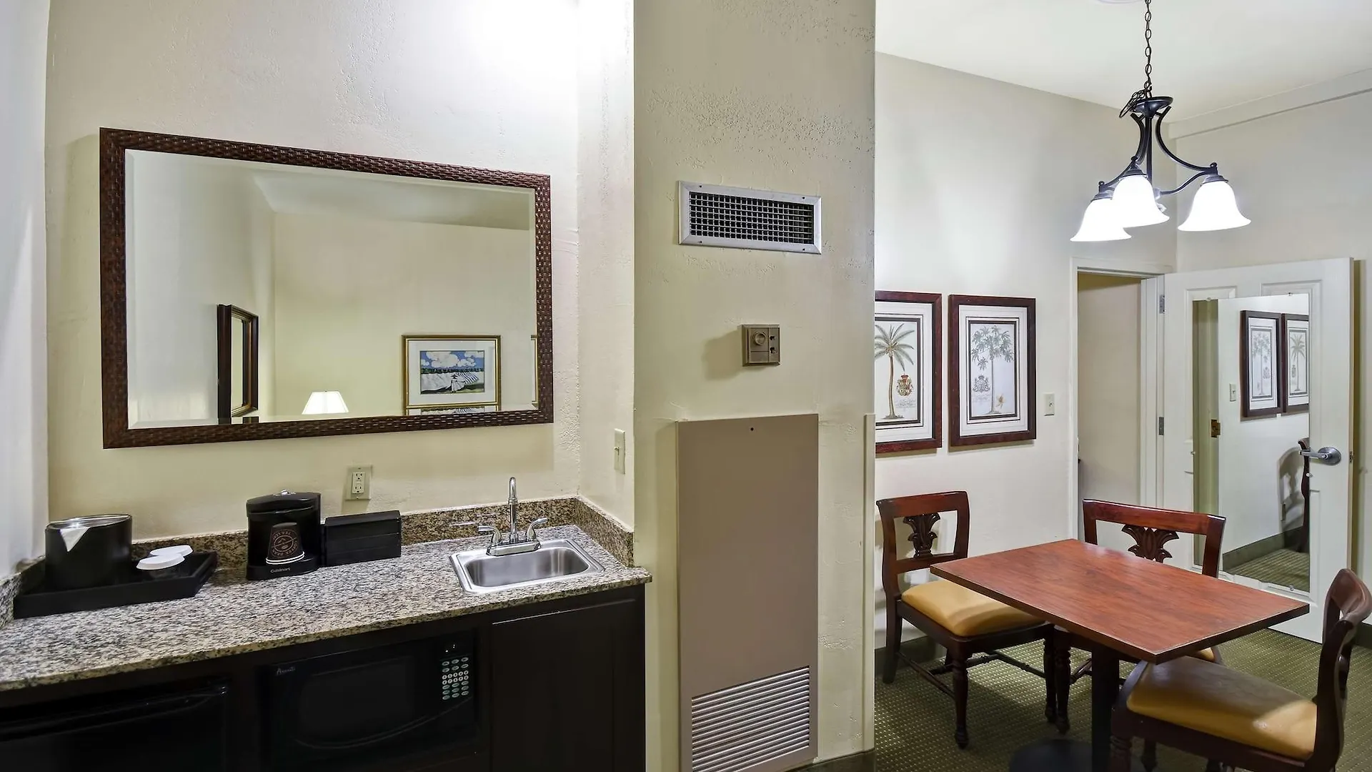 Embassy - Historic District Hotell