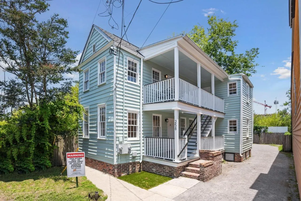 Freshly Renovated 2 Bedroom Walk Everywhere Apartment