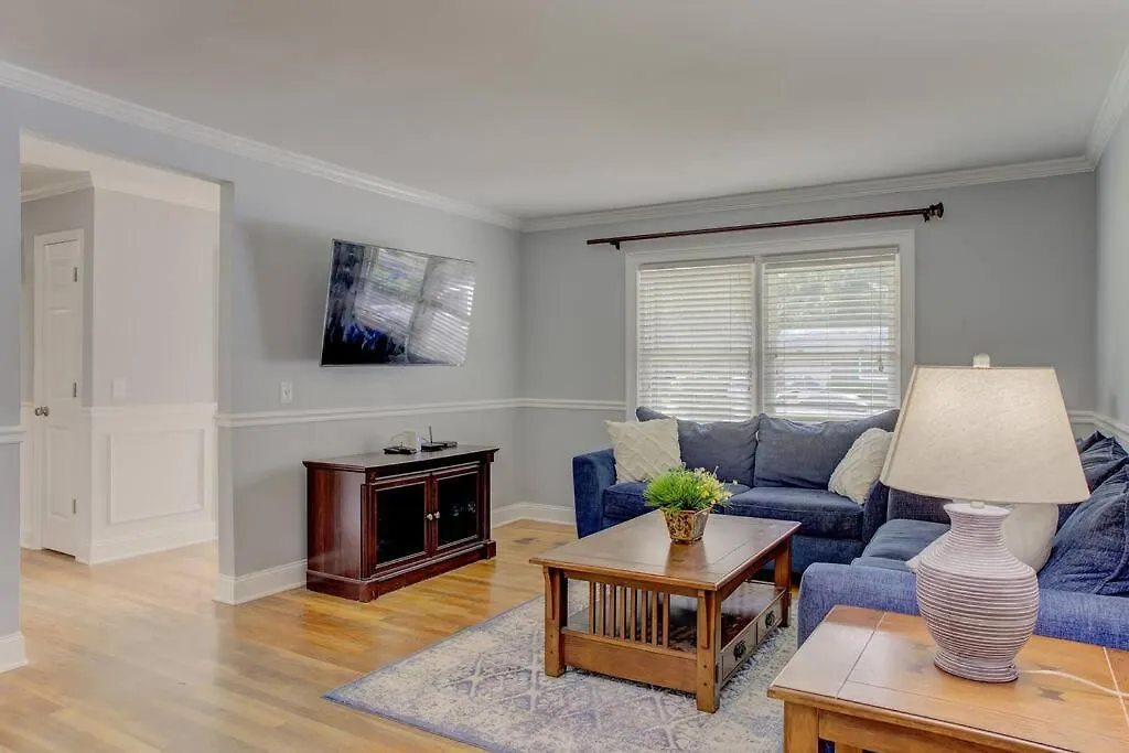 Charming Near Folly & Downtown *