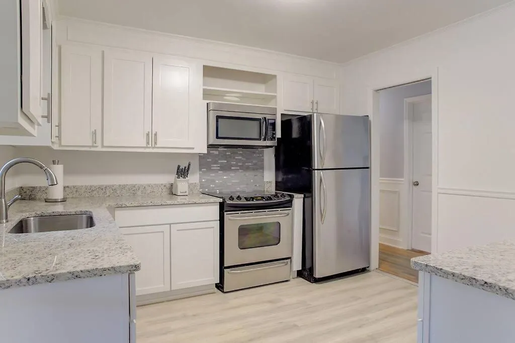 Charming Near Folly & Downtown Villa *