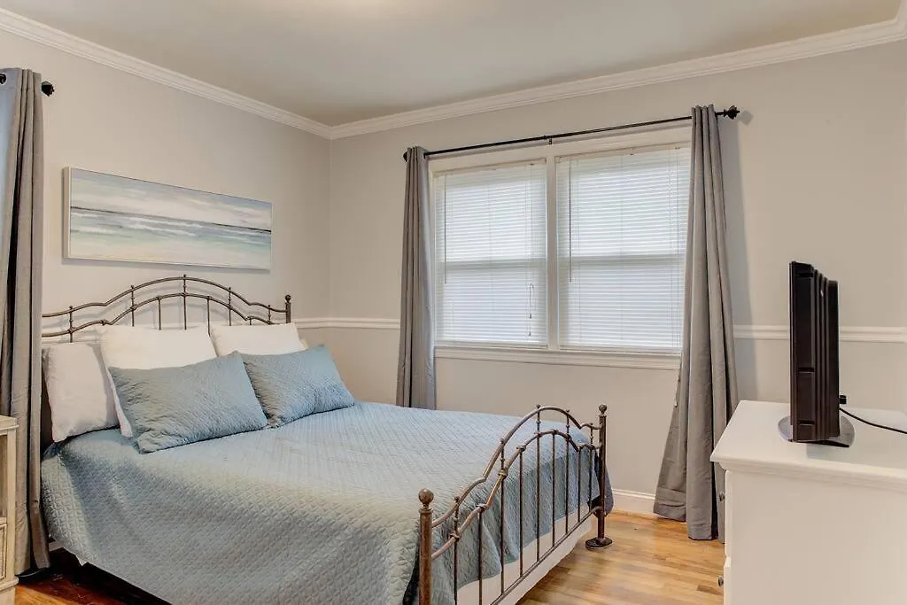 Charming Near Folly & Downtown Villa *