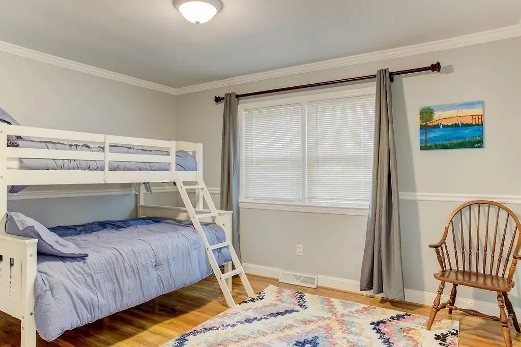 Charming Near Folly & Downtown Villa