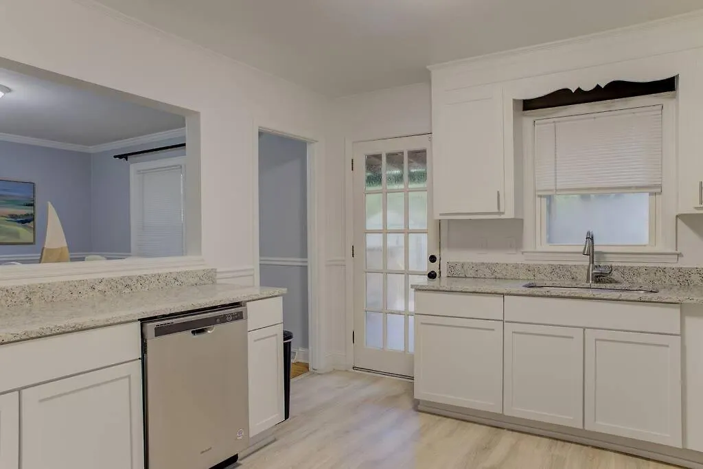 Charming Near Folly & Downtown *