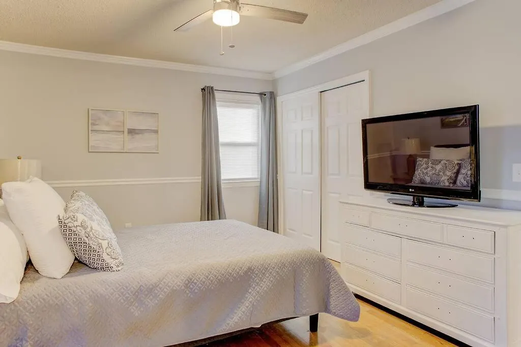 Charming Near Folly & Downtown Villa *