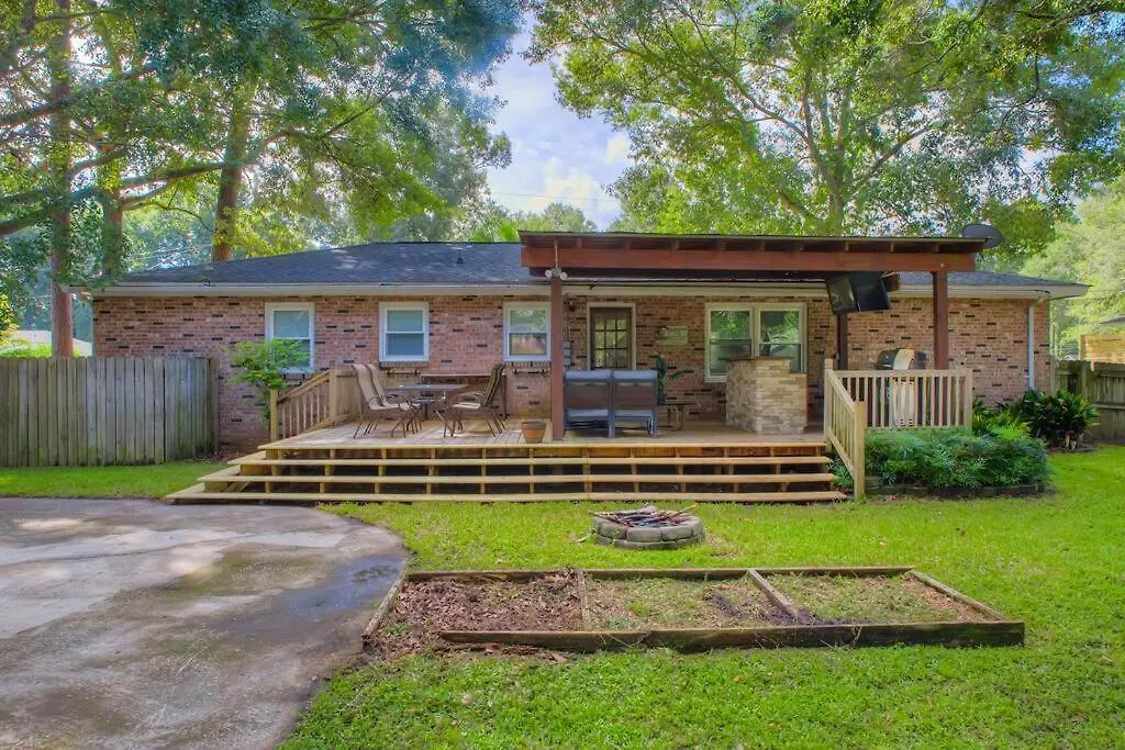Charming Near Folly & Downtown Villa *