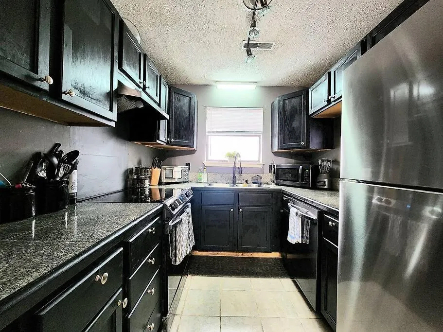 Hi-tek Manor B - Prime Location - 2-75 Inch 4k Tvs *