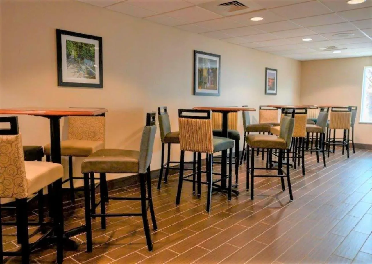 Comfort & Patriots Point Hotel 3*