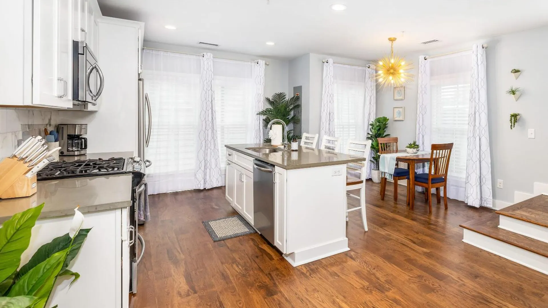 Holiday home Secluded Courtyard & Parking - 2 Blocks To King Charleston