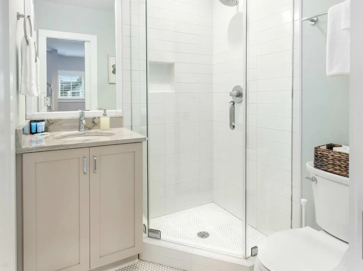 Secluded Courtyard & Parking - 2 Blocks To King