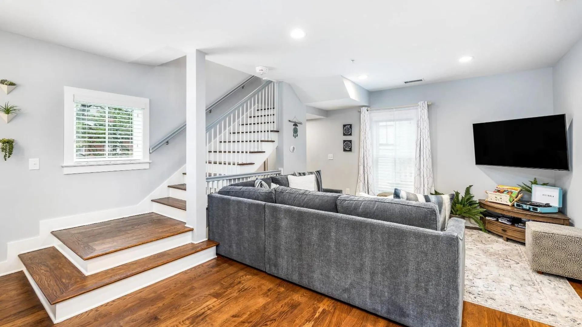 Secluded Courtyard & Parking - 2 Blocks To King *