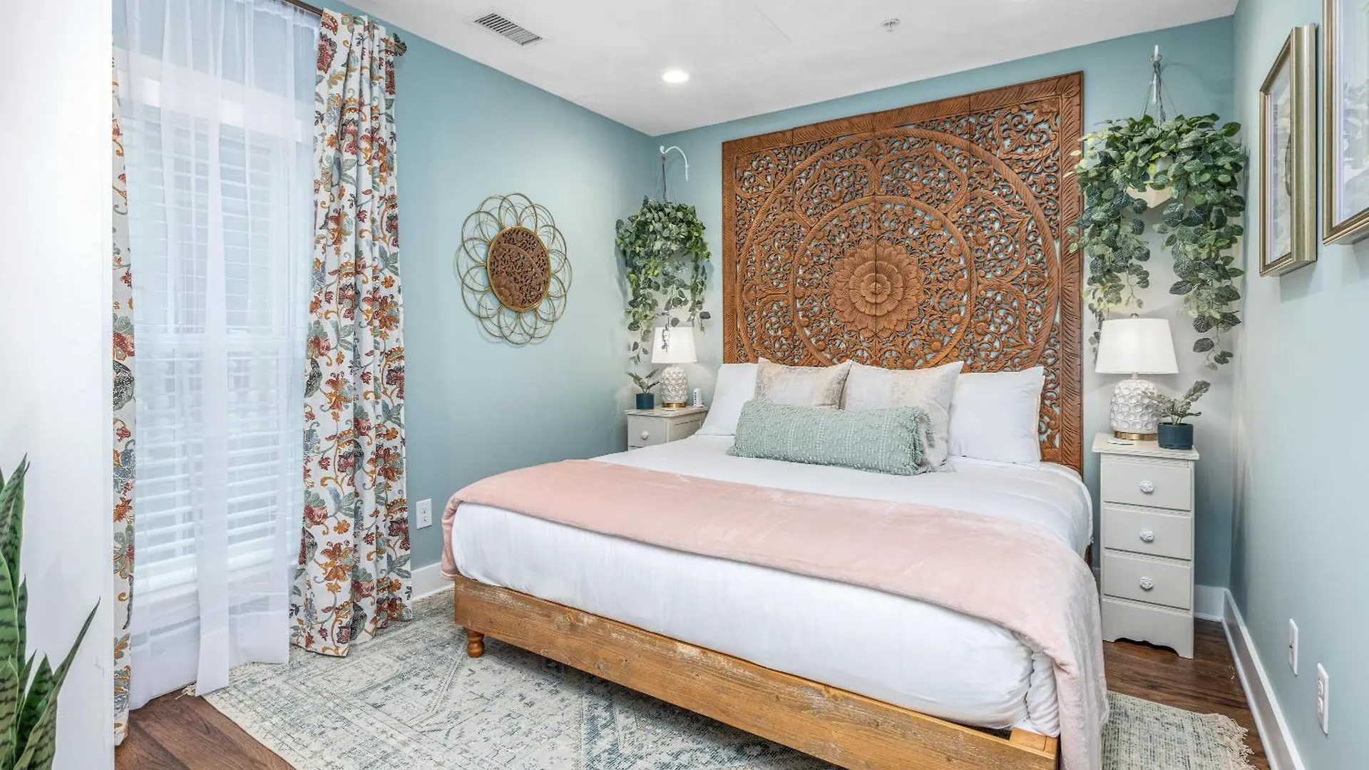 Holiday home Secluded Courtyard & Parking - 2 Blocks To King