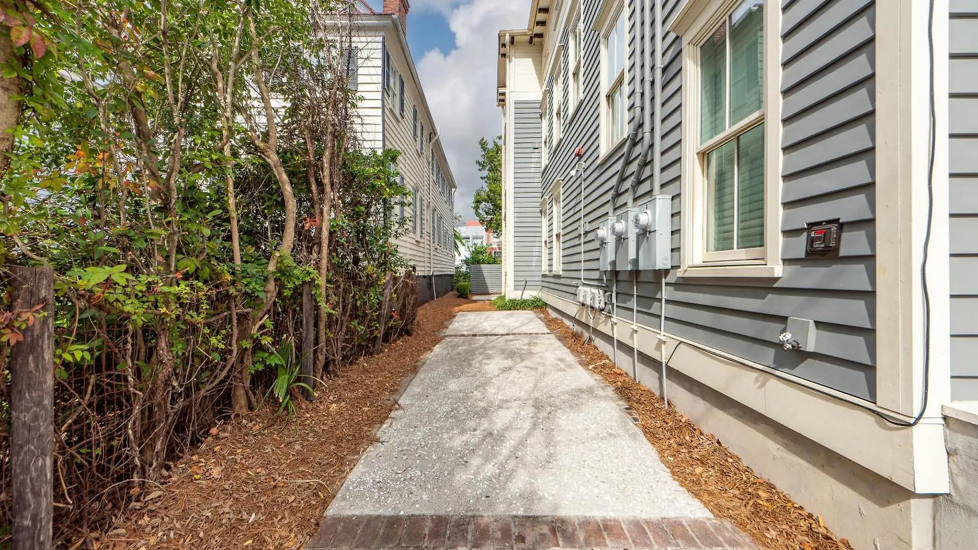 Holiday home Secluded Courtyard & Parking - 2 Blocks To King Charleston