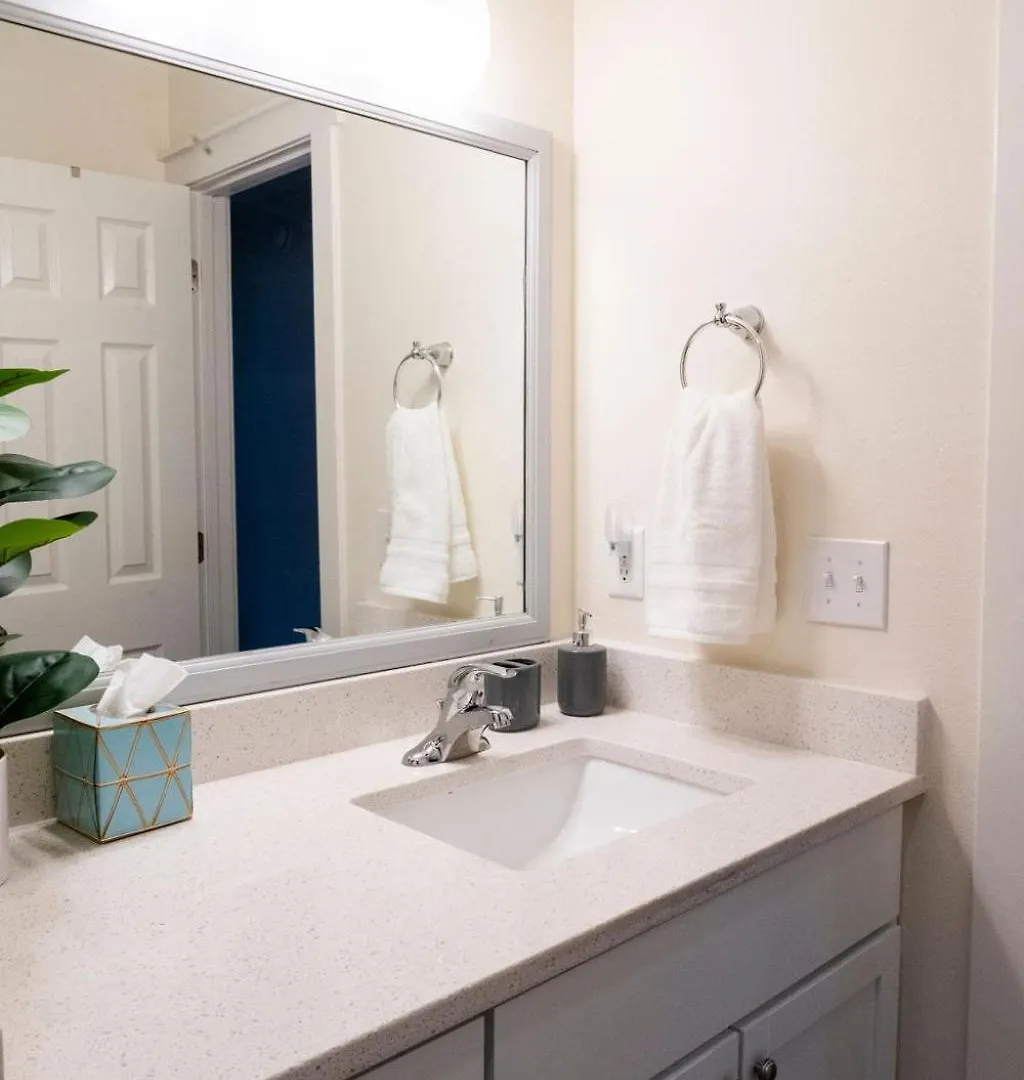 Madrona's B- Fully Fenced And Pet Friendly Holiday home *