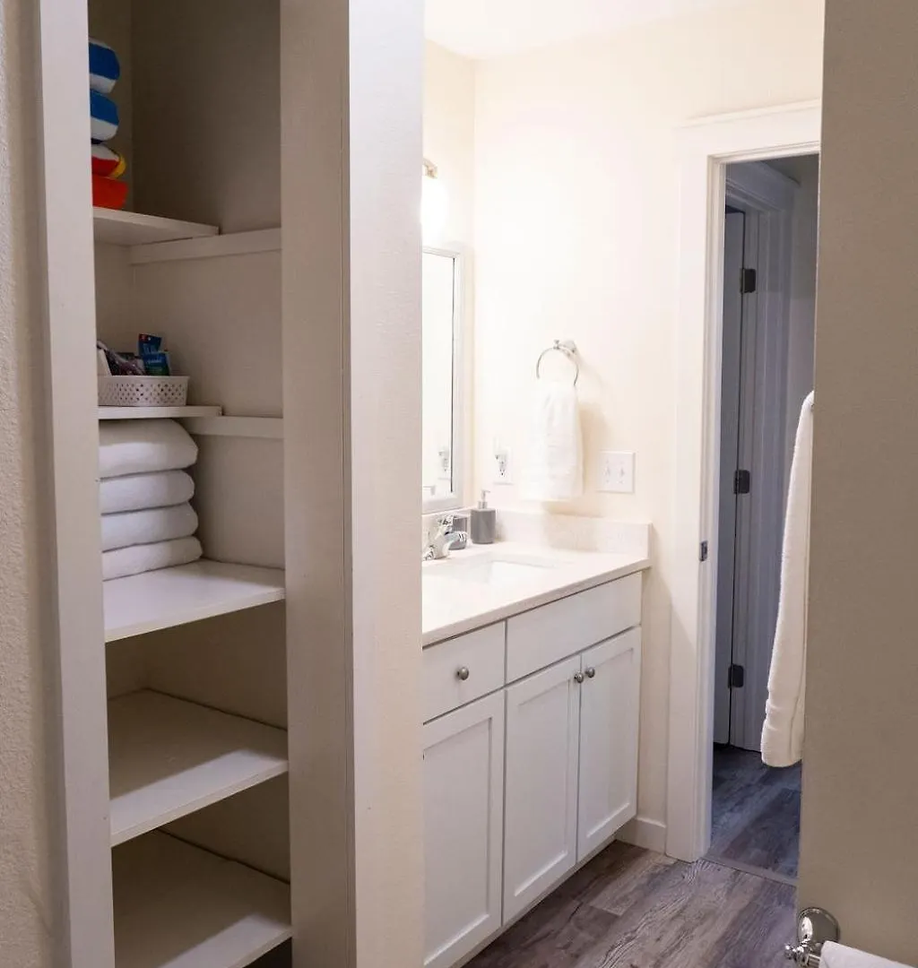Madrona's B- Fully Fenced And Pet Friendly Holiday home Charleston