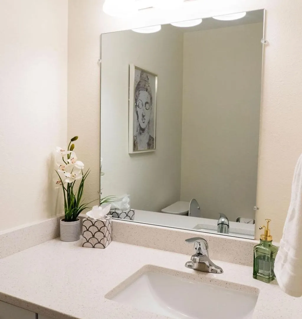 Madrona's B- Fully Fenced And Pet Friendly Holiday home *