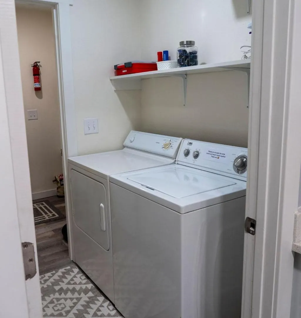 Madrona's B- Fully Fenced And Pet Friendly *