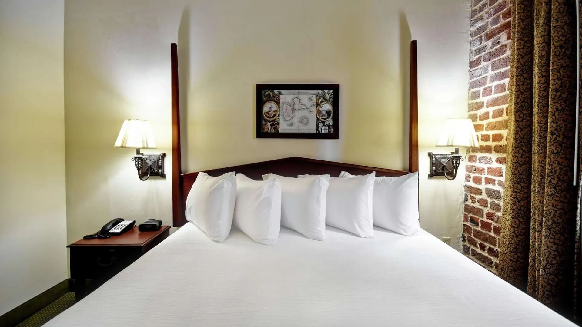 Embassy - Historic District Hotell