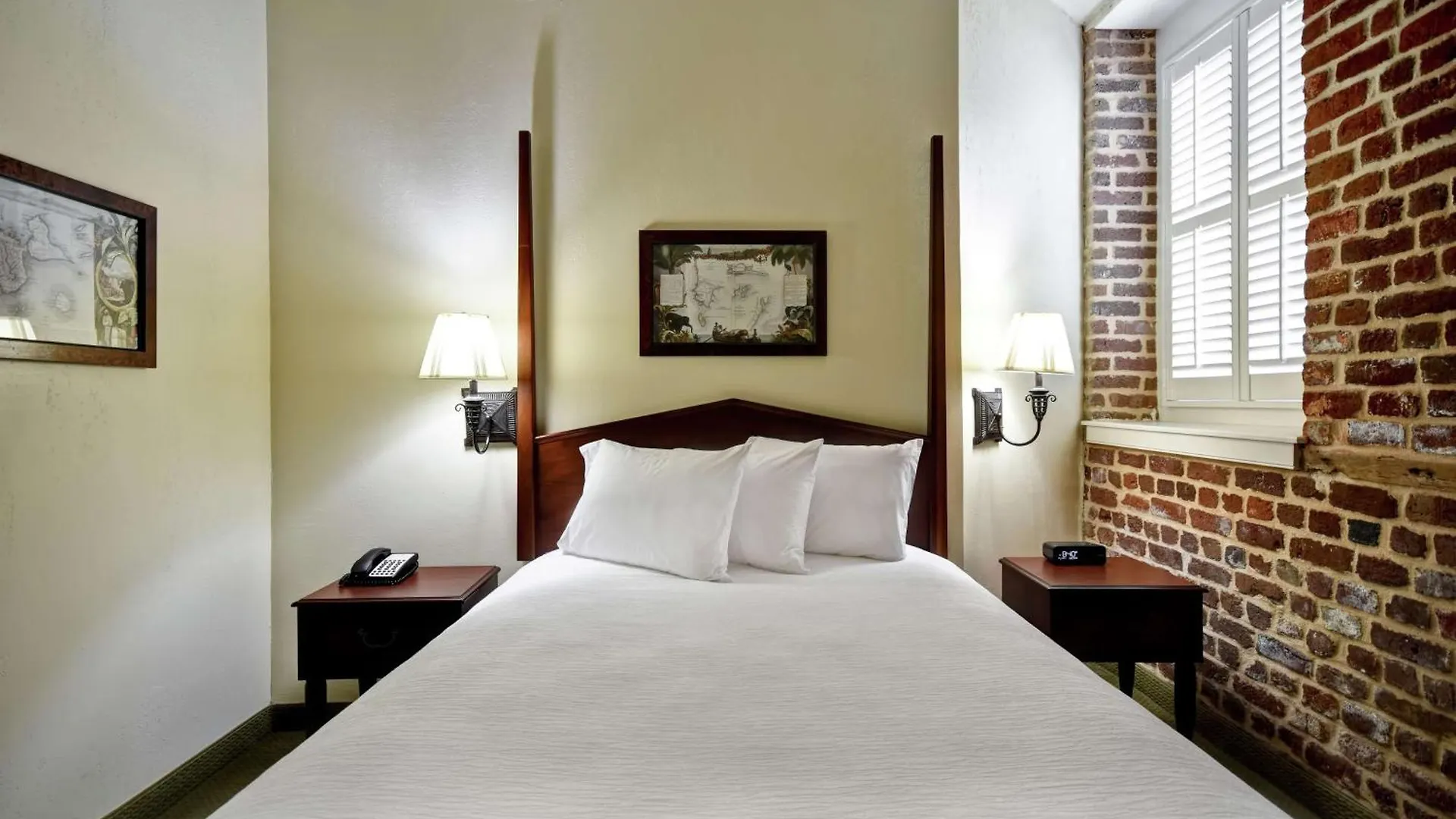 Embassy - Historic District Hotell