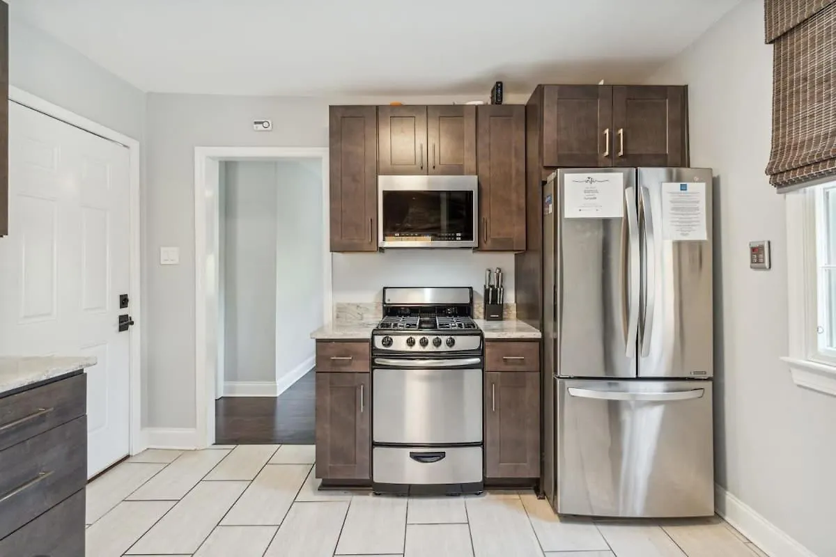 Freshly Renovated 2 Bedroom Walk Everywhere Charleston