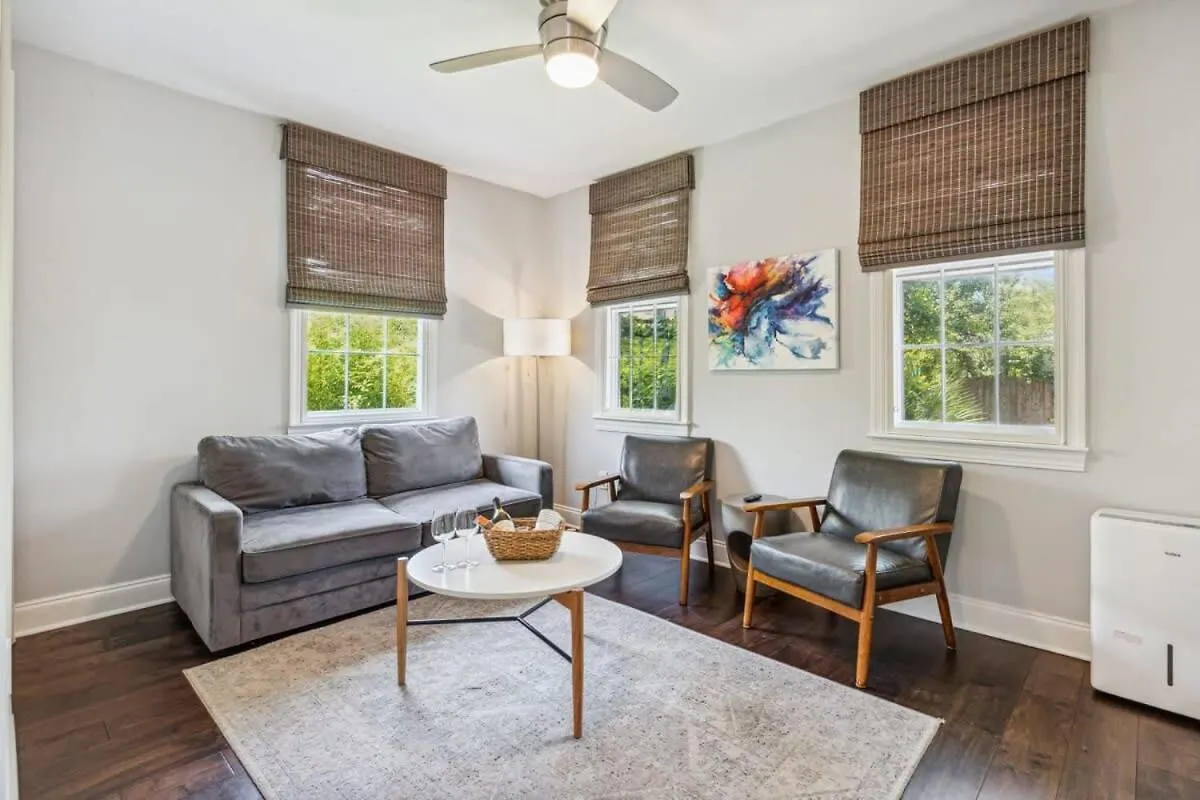 Freshly Renovated 2 Bedroom Walk Everywhere Charleston