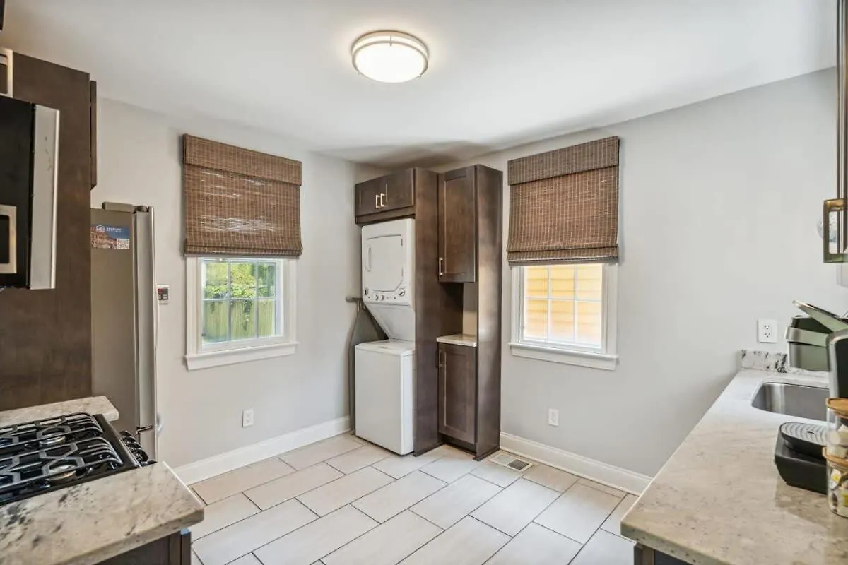 Apartment Freshly Renovated 2 Bedroom Walk Everywhere