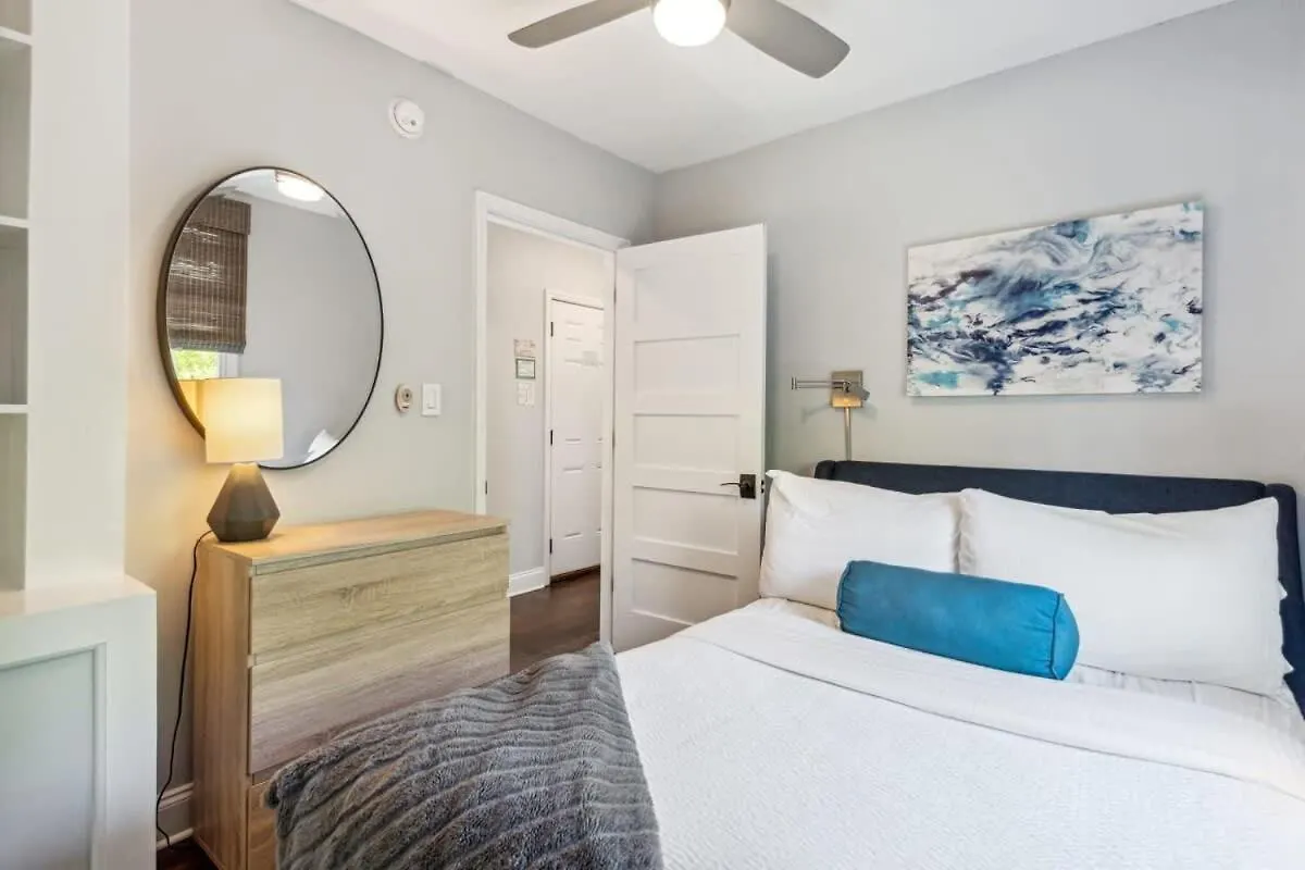 Apartment Freshly Renovated 2 Bedroom Walk Everywhere *
