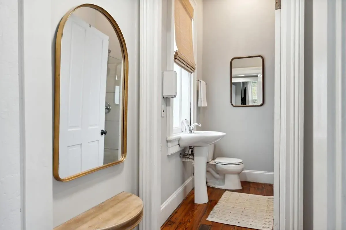 Beautiful Renovated One Block From King Charleston