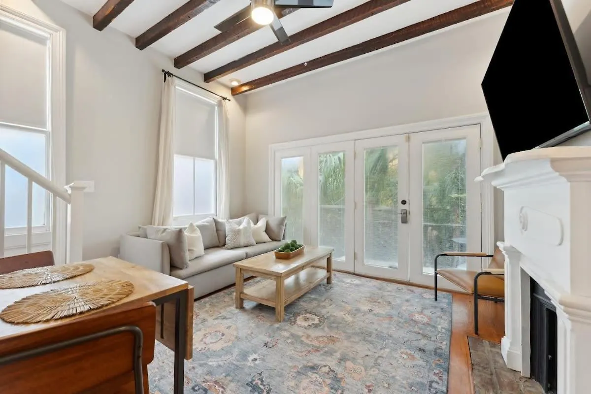 Apartment Beautiful Renovated One Block From King *