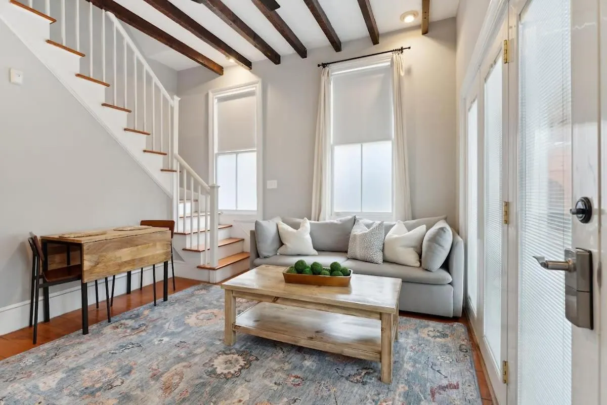 Apartment Beautiful Renovated One Block From King