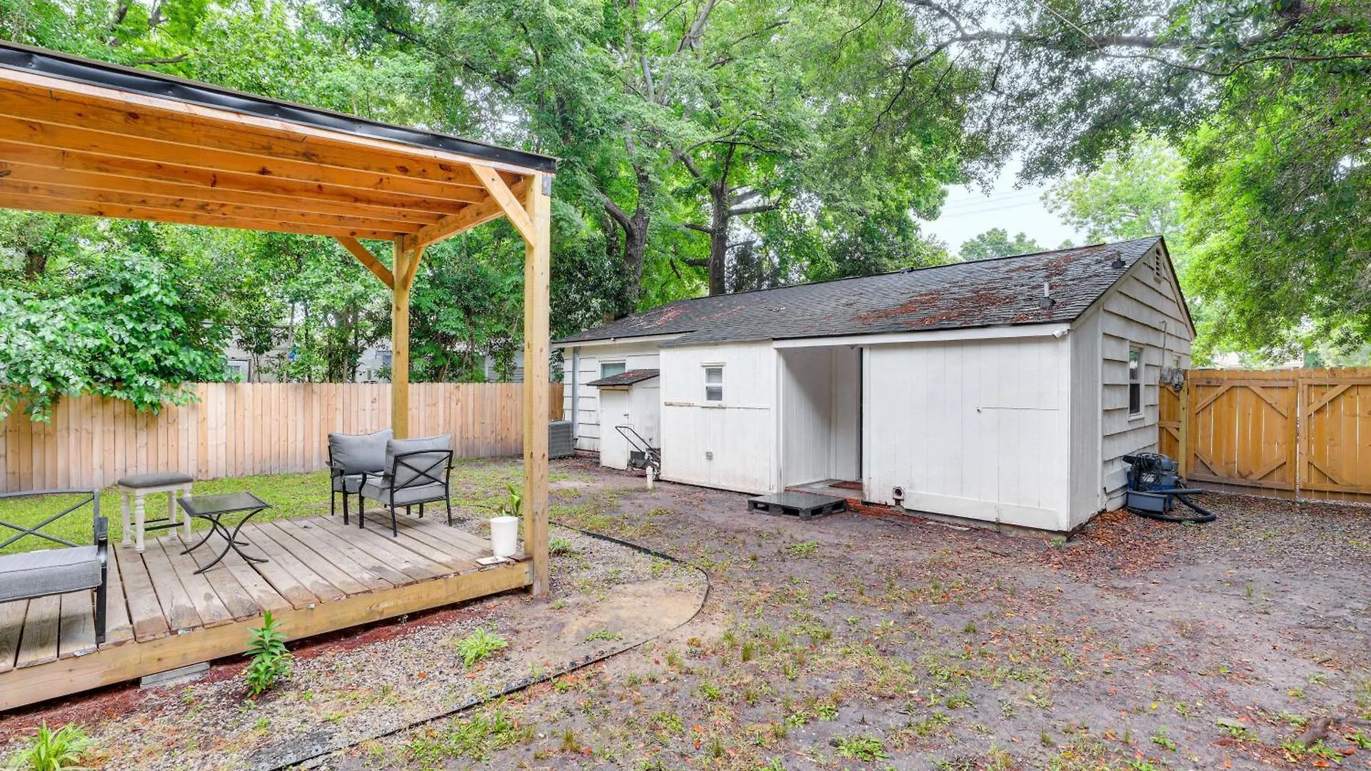 Holiday home Serene Near Airport Pets Welcome!