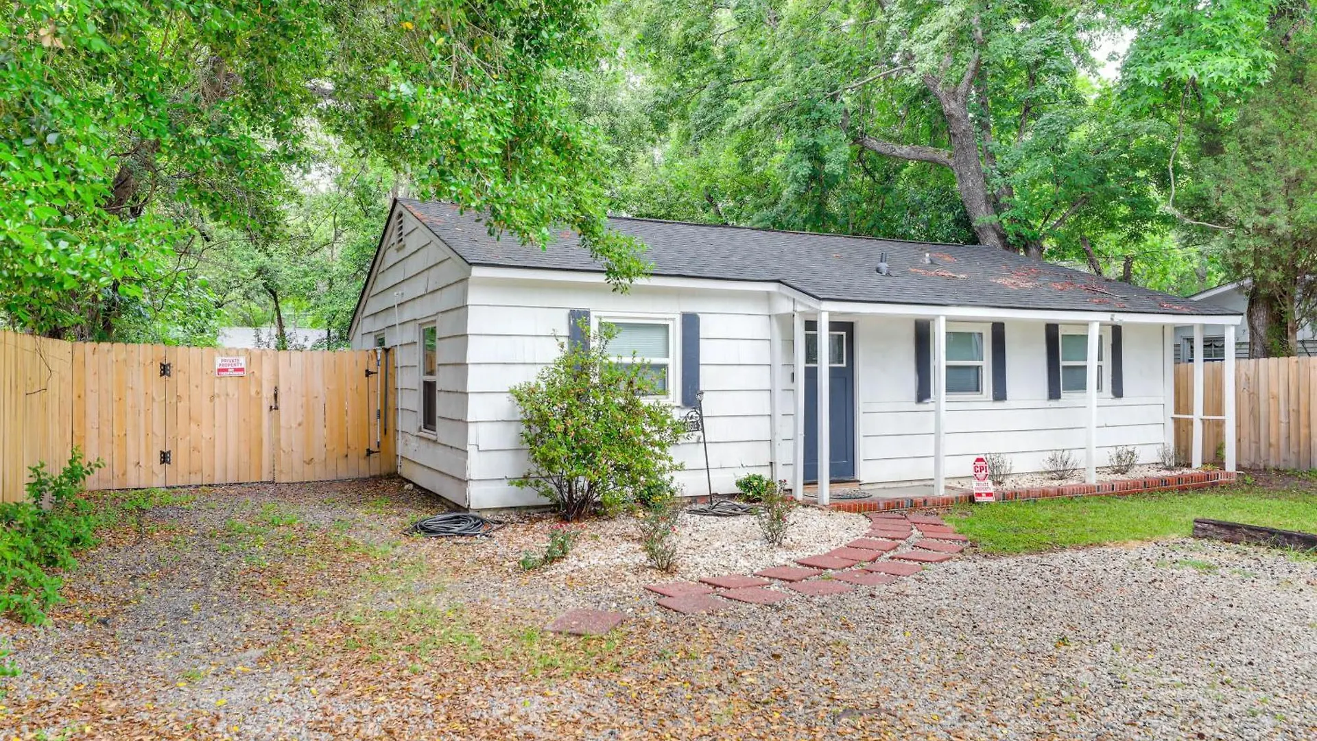 Holiday home Serene Near Airport Pets Welcome! *