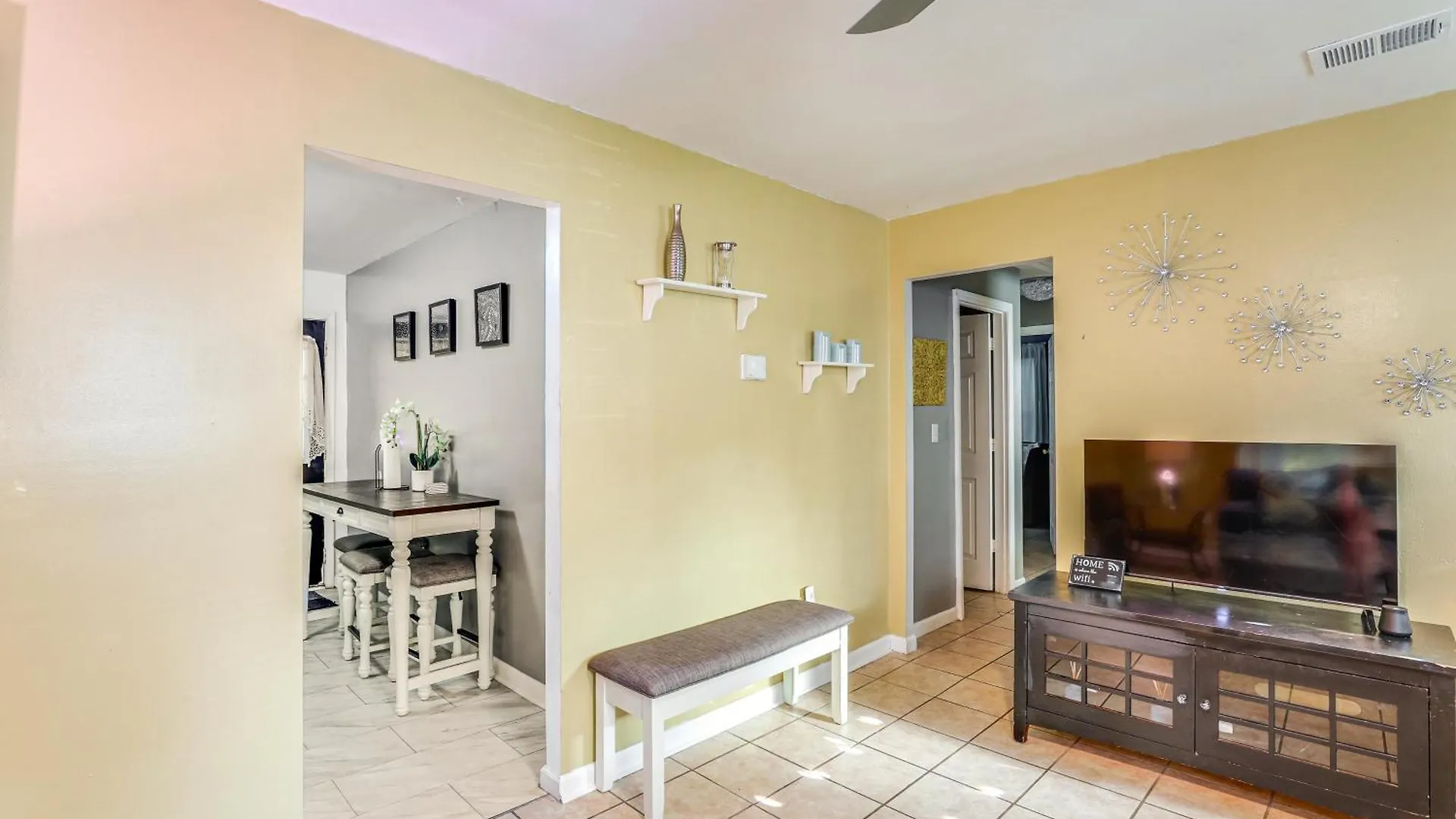 Holiday home Serene Near Airport Pets Welcome! *