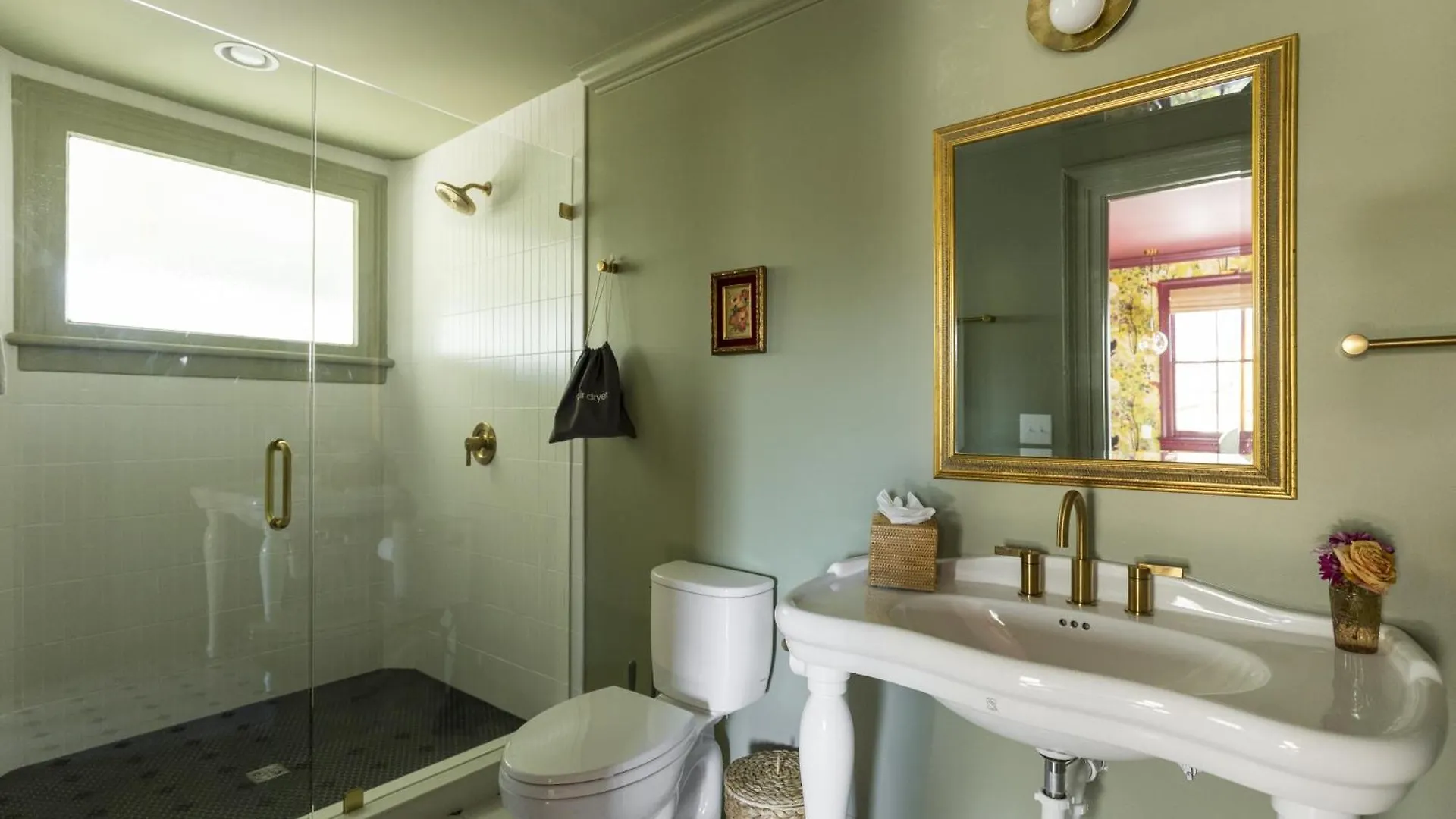 The Nicholas George's King Suite- Walk To King Bed & Breakfast Charleston