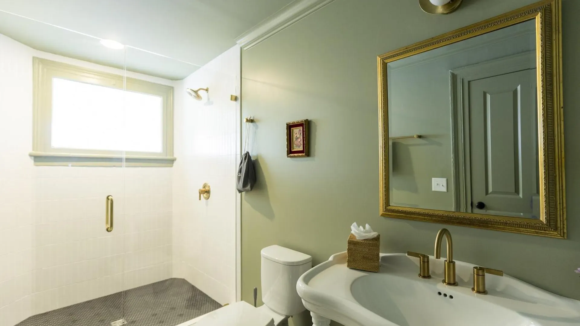 The Nicholas George's King Suite- Walk To King * Charleston