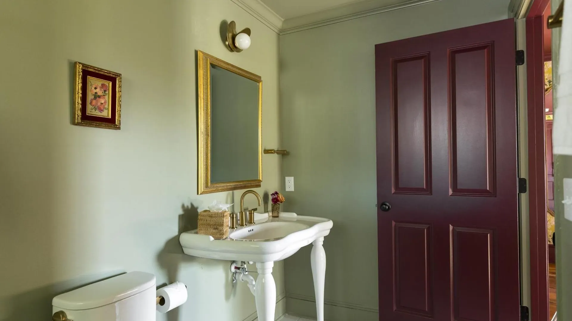 The Nicholas George's King Suite- Walk To King Bed & Breakfast *