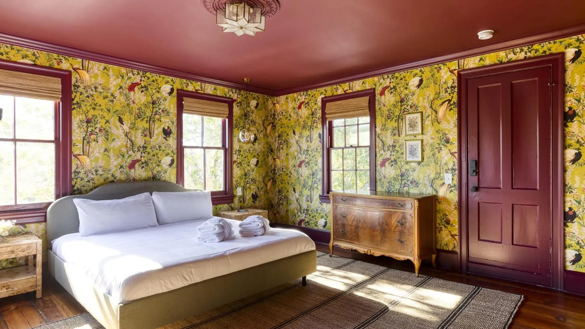 The Nicholas George's King Suite- Walk To King Bed & Breakfast