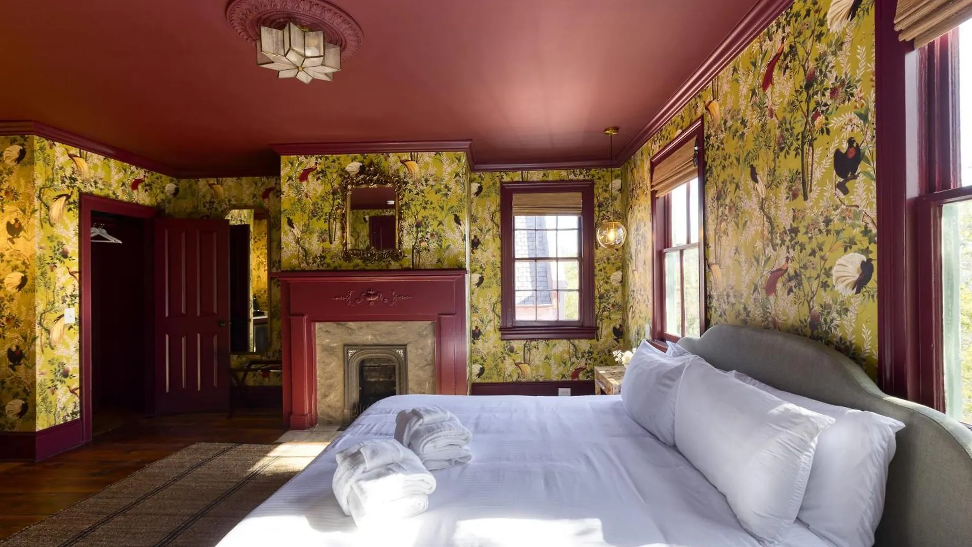 The Nicholas George's King Suite- Walk To King Bed & Breakfast Charleston