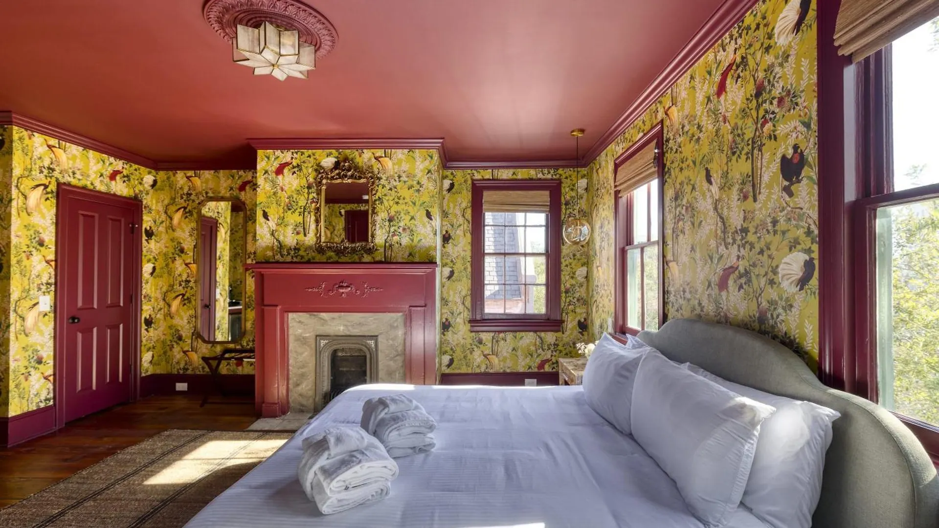 The Nicholas George's King Suite- Walk To King Bed & Breakfast