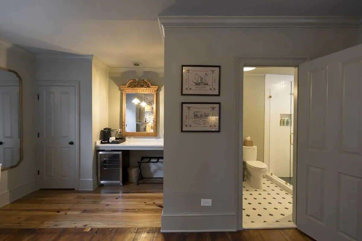 Bed & Breakfast Historic Veranda King Walk To King Charleston