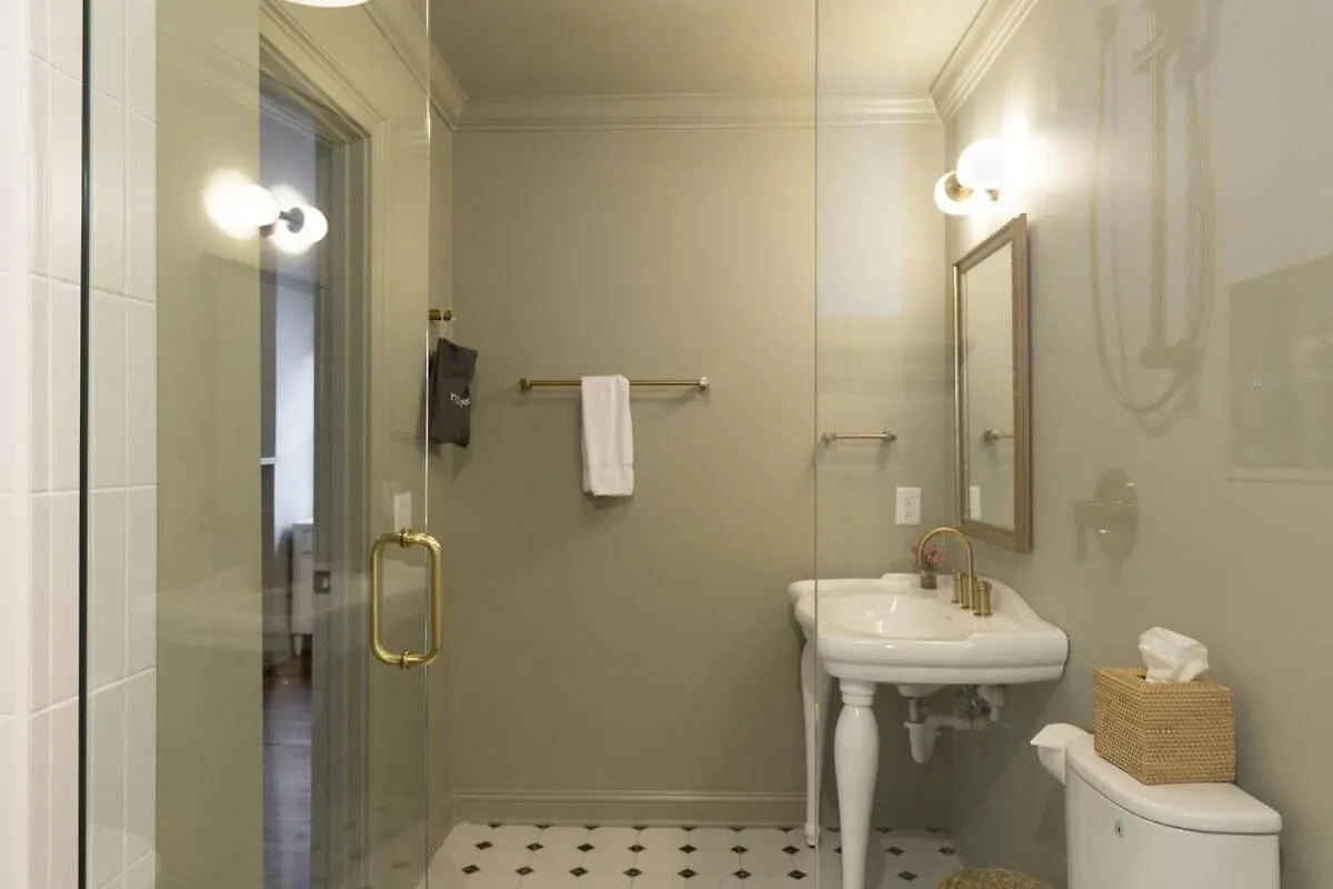 Bed & Breakfast Historic Veranda King Walk To King *