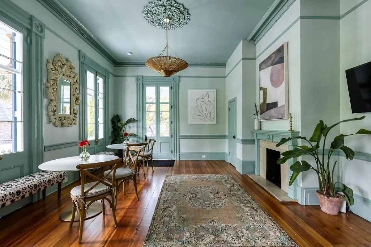 Bed & Breakfast Third Floor Walkup King - Historic